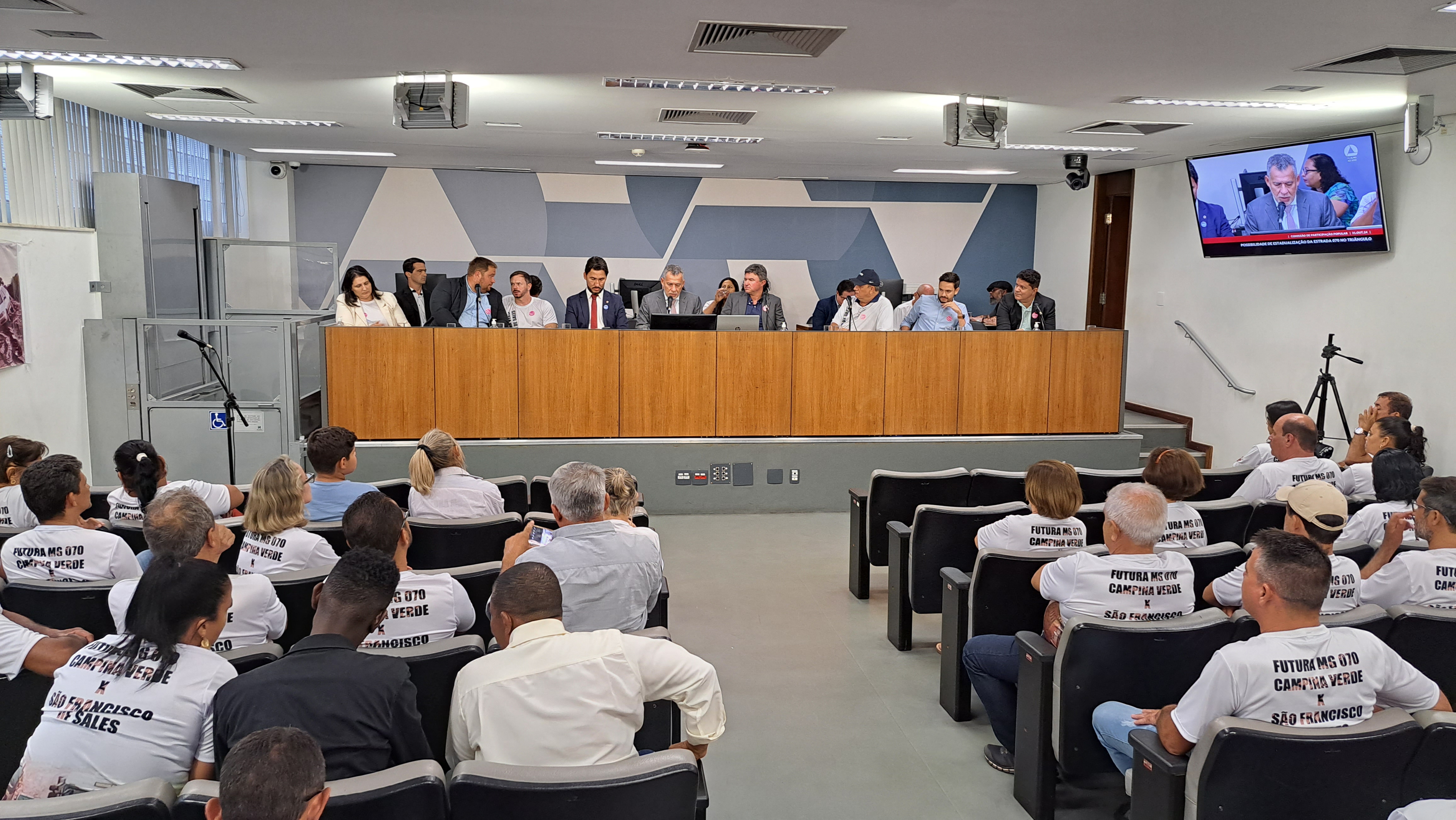 Autoridades municipais e pessoas da comunidade participam de audiência pública em Belo Horizonte